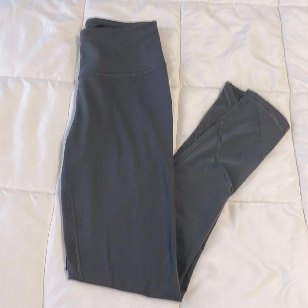 💰Knockout Victoria’s Secret dark gray mesh decorative ankle leggings size xs